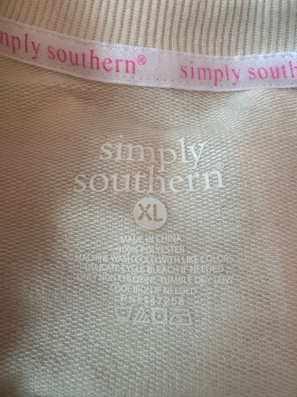 Simply Southern Cream Pullover with 'HOT MESS' textured logo on front XL - Picture 4 of 5